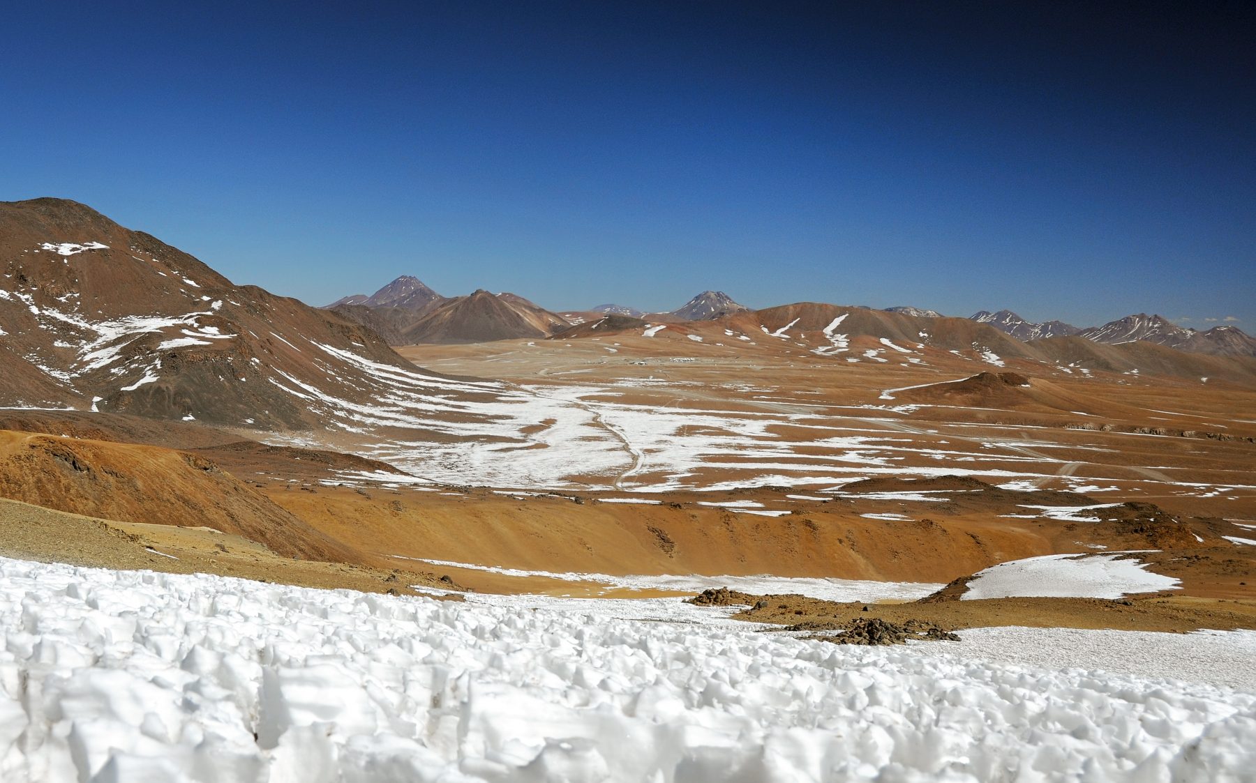 トコ山中腹から撮影した、アルマ望遠鏡山頂施設全景。 