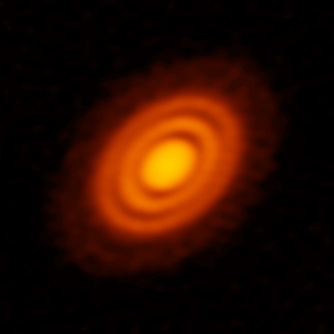 アルマ望遠鏡が撮影した若い星HD163296を取り巻く円盤での塵の分布