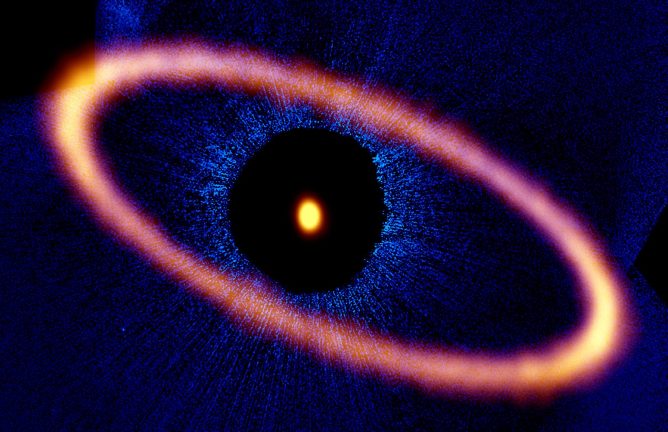 アルマ望遠鏡（オレンジ）とハッブル宇宙望遠鏡（青）で撮影したフォーマルハウトを取り巻く環。