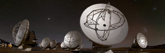 夜のアルマ望遠鏡