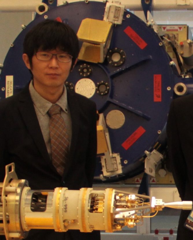 浅山信一郎准教授と、アルマ望遠鏡バンド4受信機