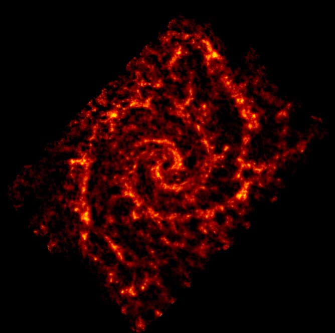 アルマ望遠鏡が撮影した渦巻銀河M74