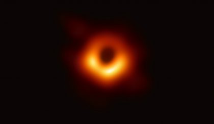 イベント・ホライズン・テレスコープで撮影された、銀河M87中心のブラックホールシャドウ