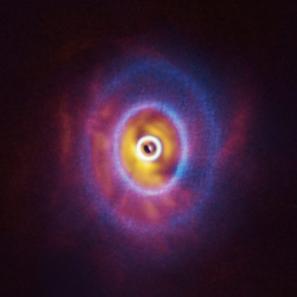 アルマ望遠鏡とVLTで観測したオリオン座GW星のまわりの原始惑星系円盤