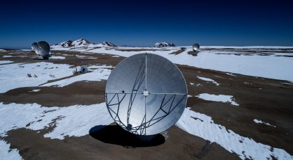 ドローンで撮影したアルマ望遠鏡山頂施設
