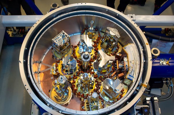 10 receivers inside an ALMA cryostat