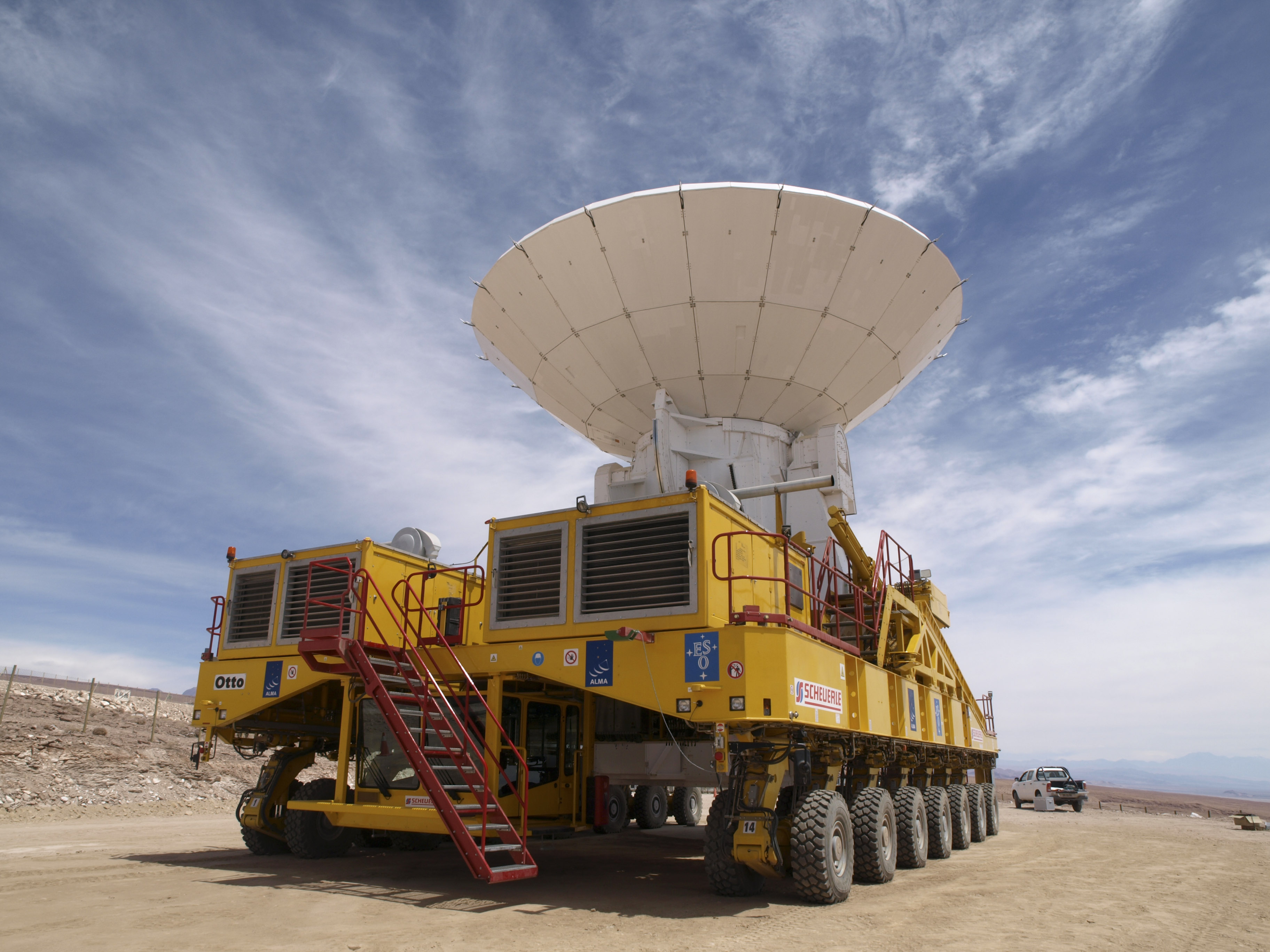 Gallery - Antenna carried by the transporter [01] - ALMA