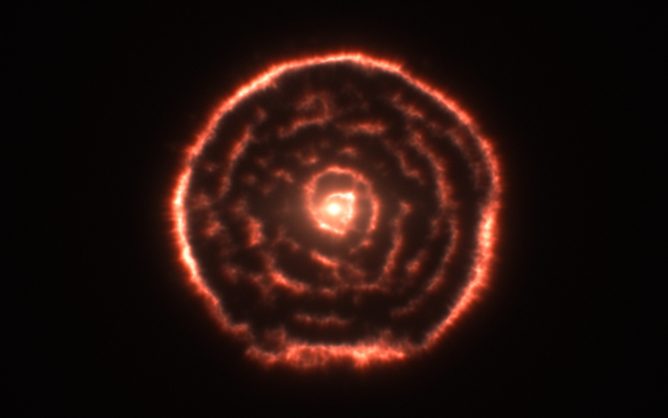 ちょうこくしつ座R星の不思議な渦巻き