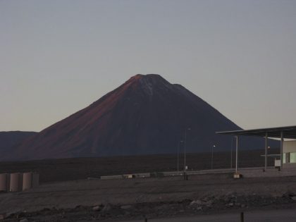 夕焼けが山に当たる