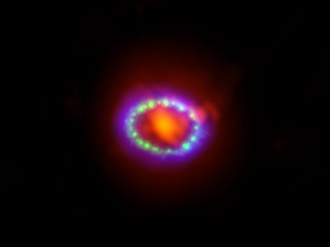 超新星爆発で作られた大量の固体微粒子をアルマ望遠鏡が発見